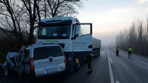 Tres personas mueren en un accidente de tráfico。